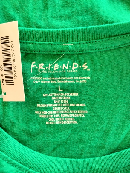 FRIENDS Christmas T-shirt NWT - Picture 3 of 4
